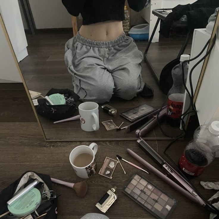 good morning from my messy floor and me! 💖